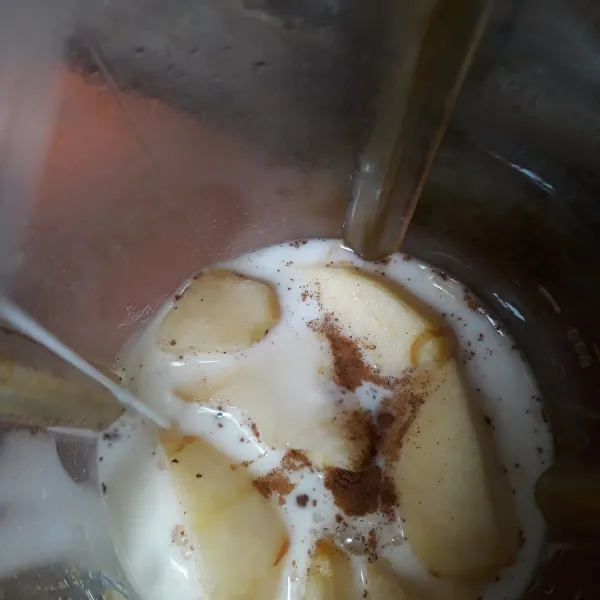 Masukkan apel, kayu manis bubuk, dan yogurt ke dalam blender.