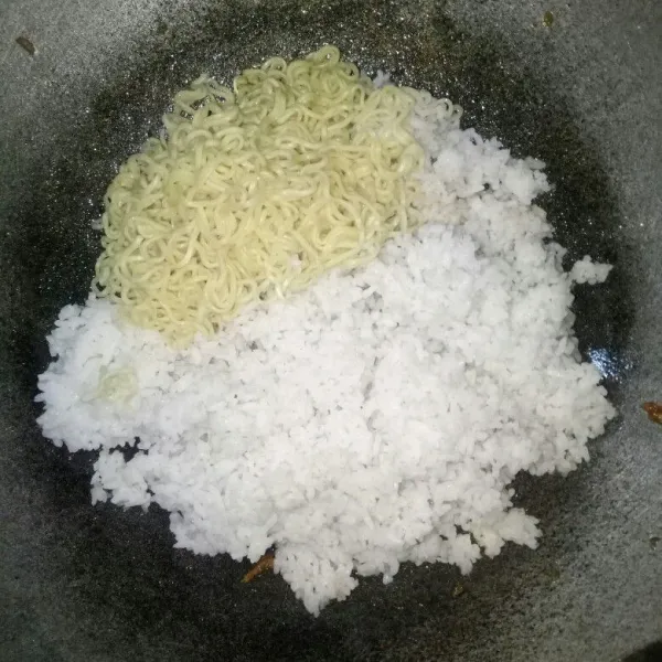 Tambahkan nasi dan mie instan, aduk hingga rata.