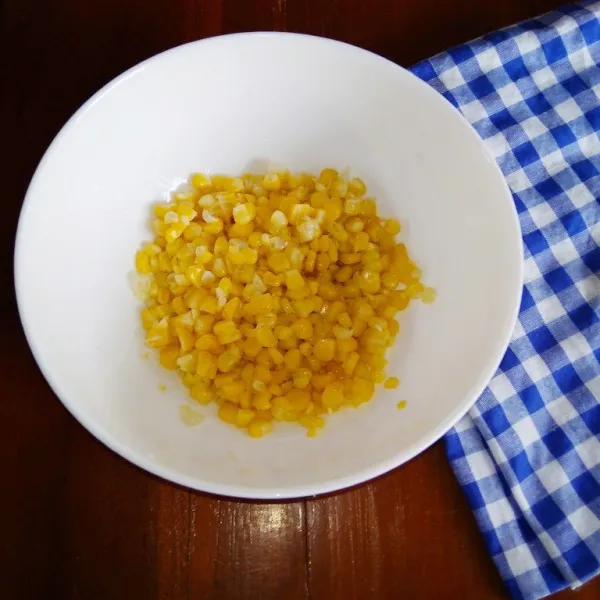 Ambil buah jagung, Pipil biji Jagungnya.