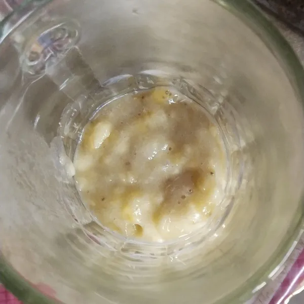 Masukkan pisang yang sudah dihancurkan ke dalam gelas.