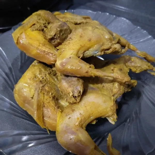 Ungkep burung puyuh dengan bumbu halus.