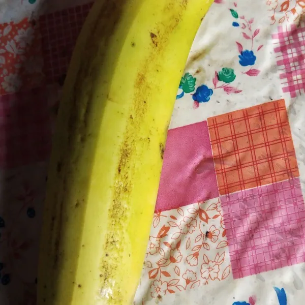 Siapkan satu buah pisang ambon ukuran sedang.