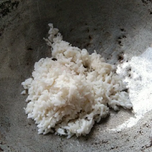 Panaskan wajan dengan minyak goreng secukupnya, masukan nasi, masak hingga nasi panas merata.