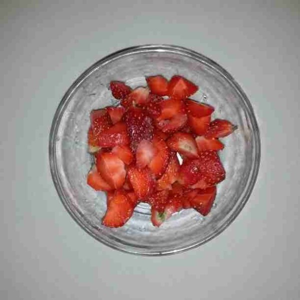 Cuci buah strawbery. Buang daunnya. Kemudian cincang kasar.