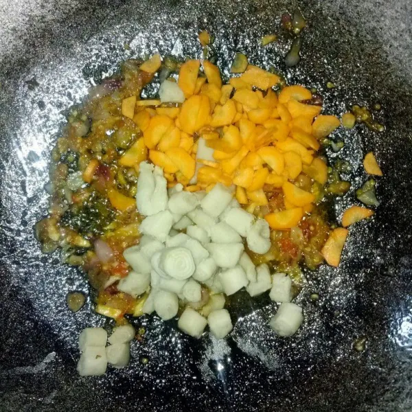 Masukkan wortel dan sotong tahu bulat. Tumis hingga wortel setengah matang.