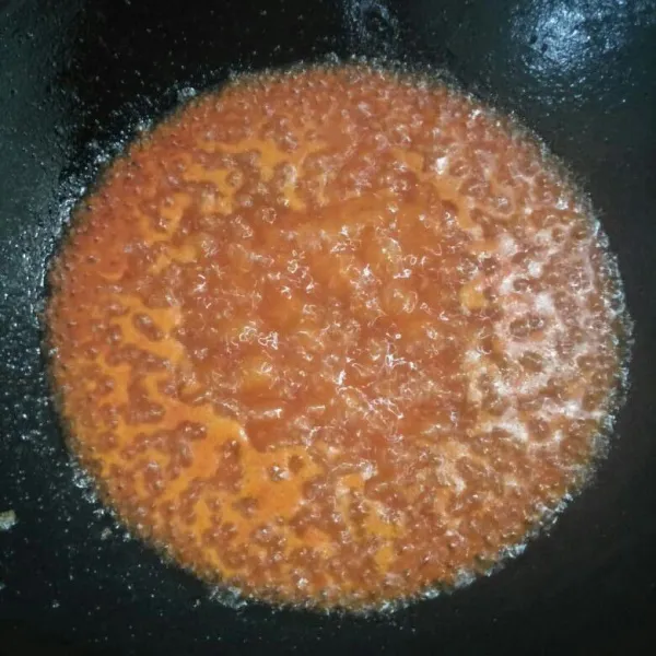 Setelah semua tempe di goreng kurangi sedikit minyak apabila kebanyakan, lalu masukkan sambal.