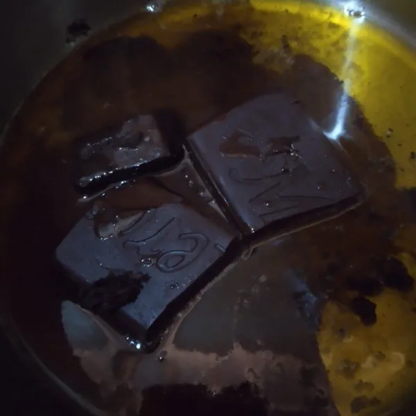 Lelehkan butter. Setelah hampir meleleh semua, masukan coklat blok dan aduk hingga mencair. Diamkan hingga suhu ruangan