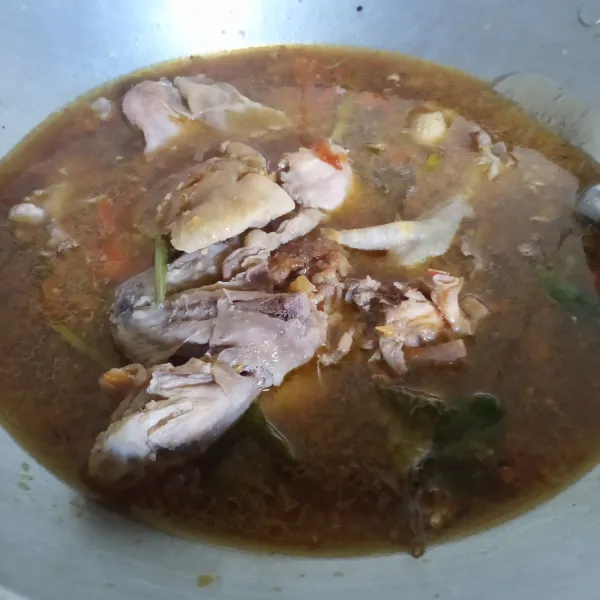 Masukkan daging ayam yang sudah dipotong-potong ke dalam wajan. masukkan gula, garam, dan penyedap rasa.