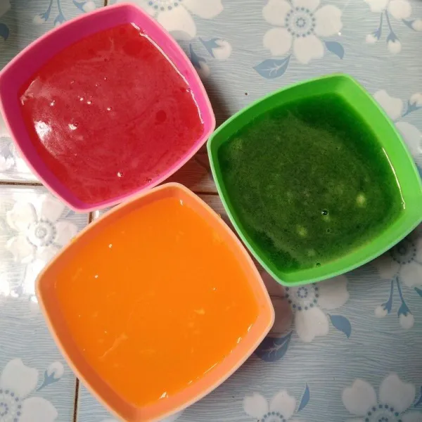 Bagi jelly menjadi 3 bagian, tambahkan nutrisari untuk warna kuning, tambahkan pewarna untuk jelly merah dan hijau. Biarkan sampai mengeras.
