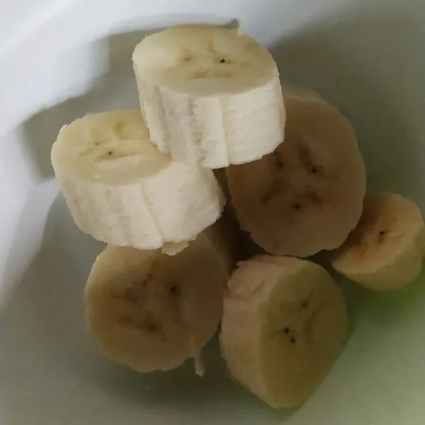 Potong-potong pisang sesuai selera dan hancurkan menggunakan sendok.