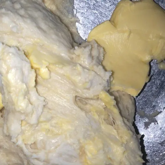 Uleni setengah kalis kemudian masukkan margarin uleni hingga kalis elastis.