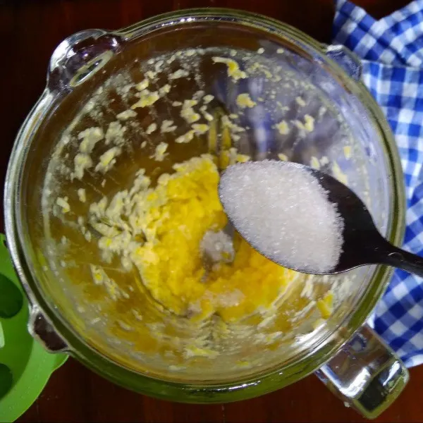 Tambahkan gula pasir.