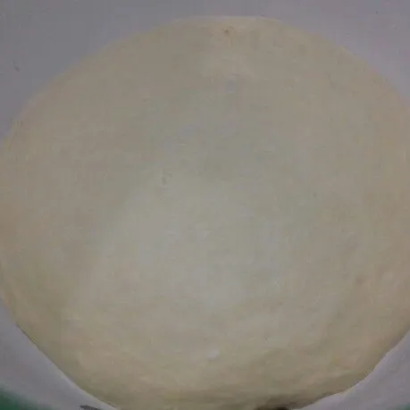 Setelah mengembang 2x lipat, kempiskan adonan dengan meninjunya.