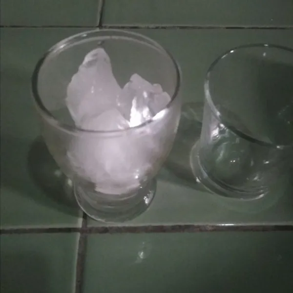 Siapkan gelas dan es batu yang suka dingin bisa juga tanya es batu.