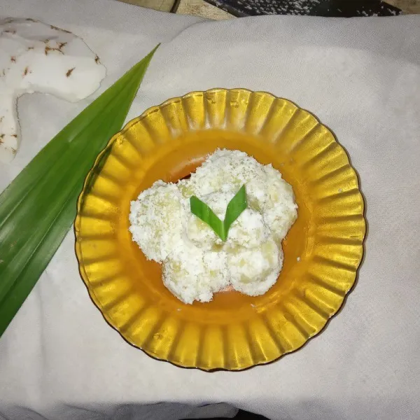 Siapkan klapa parut diwadah, dan balut klepon dengan kelapa. Sajikan