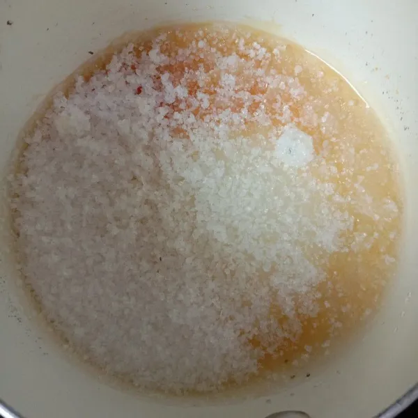 Membuat saus karamel. Panaskan gula pasir dalam panci anti lengket. jangan sampai gosong.