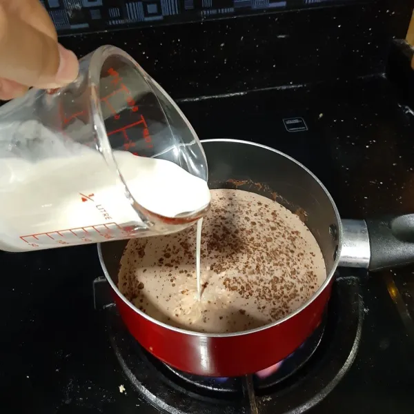 Masukan whipped cream cair. lalu adu rata. Masak hingga susu mengeluarkan gelembung kecil. Matikan kompor. Sisihkan.