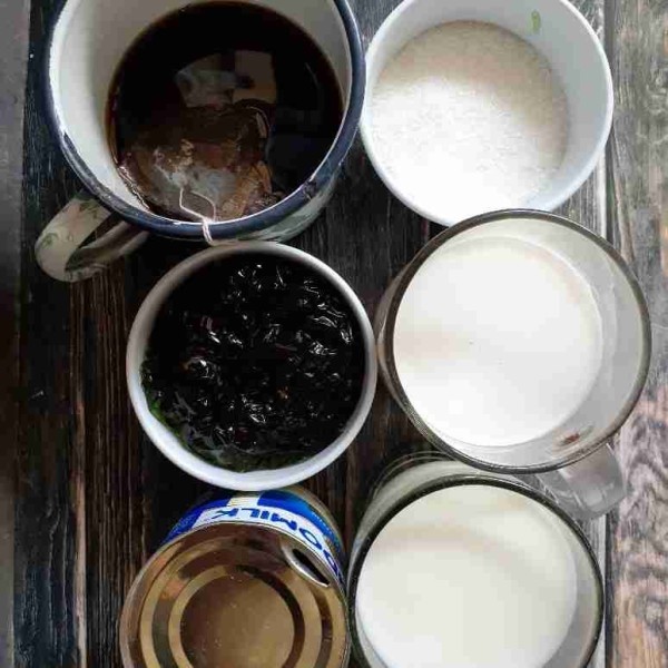 Siapkan bahan-bahannya terlebih dahulu, teh seduh pekat, cincau serut, skm, gula pasir, susu cair, susu evaporasi.