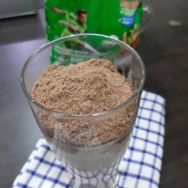 Tambahkan milo bubuk diatasnya. Siap disajikan.