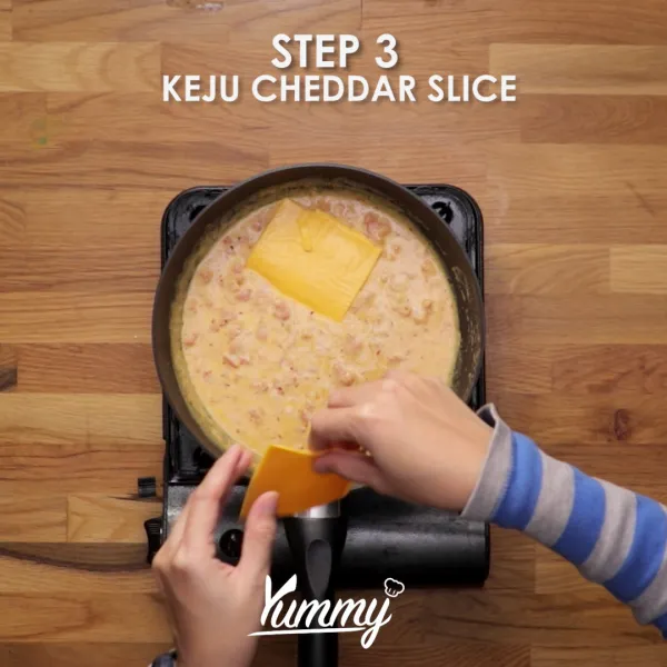 Masukkan keju cheddar slice, masak hingga meleleh dan tercampur rata.