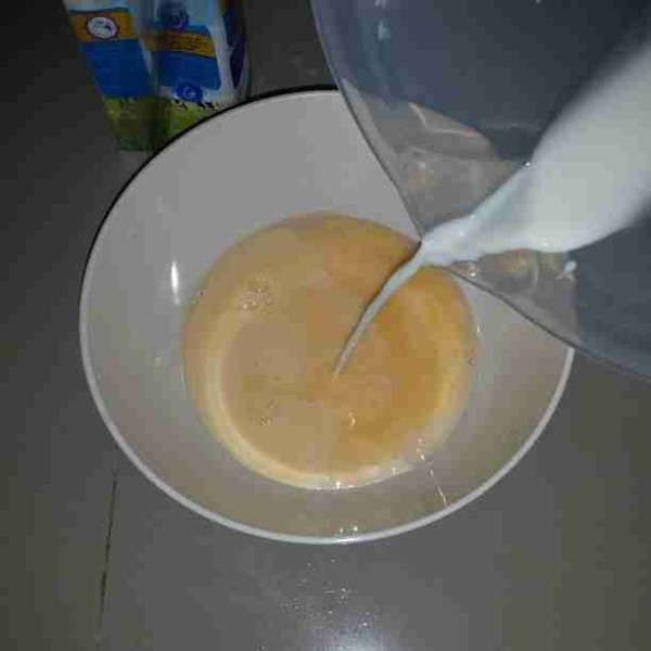 Tuang susu cair kemudian aduk hingga tercampur rata.