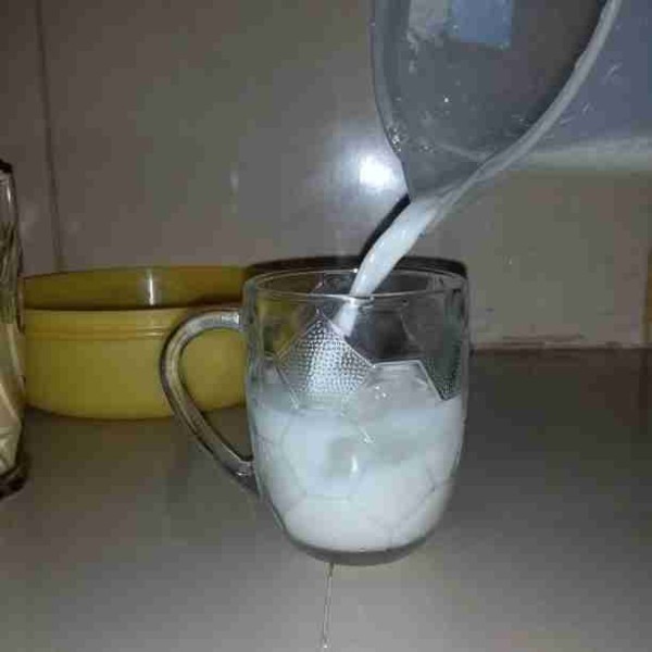 Siapkan gelas saji. Masukan es batu secukupnya. Tuang susu cair secukupnya kemudian masukan dalgona nutrisarinya.