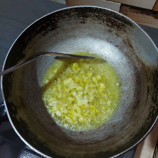 Panaskan 2 sdm mentega, tumis cincangan bawang putih hingga harum.