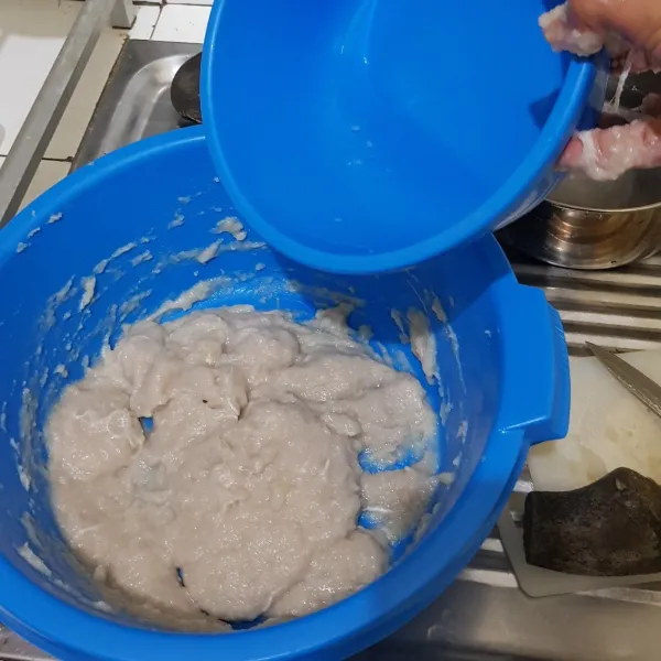 Masukkan air es 200 ml sedikit demi sedikit ke dalam ikan giling dan diulen hingga tercampur rata dan air habis