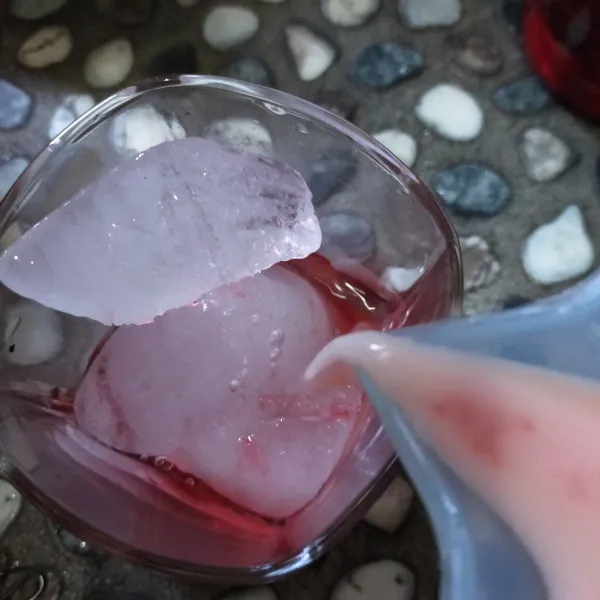 Tuang susu semangka ke dalam gelas. Tambahkan daun mint. Siap diminum.