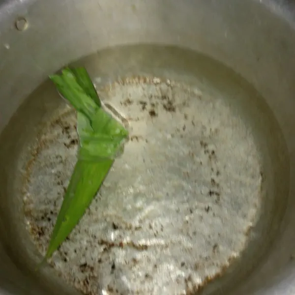 Didihkan air dalam panci dan beri satu lembar daun pandan simpul.