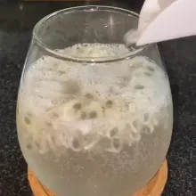 Tambahkan es batu secukupnya.