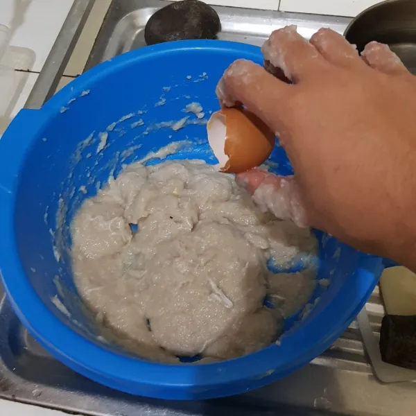 Tambahkan 2 butir putih telur