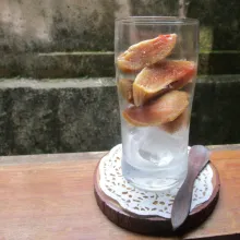 Tata es batu dan sawo yang sudah dipotong dalam gelas.