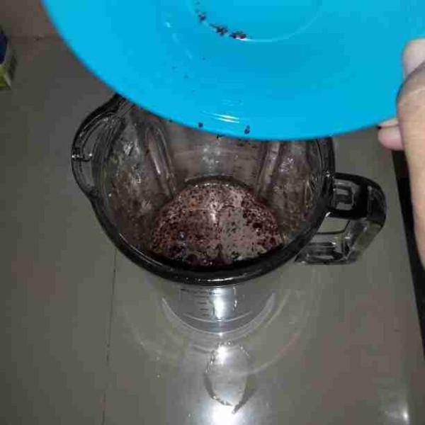 Siapkan gelas blender. Masukan air, benk - benk drink dan oreo. Blender hingga tercampur rata.