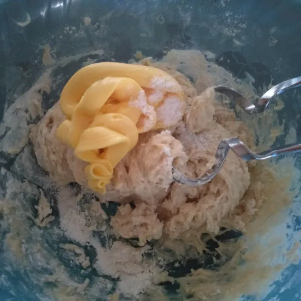 Tambahkan garam dan margarin dalam adonan. Uleni hingga kalis elastis.