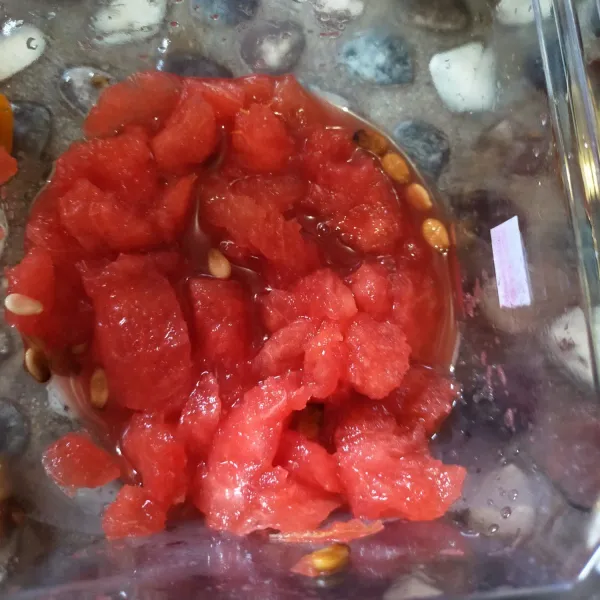 Hancurkan biah semangka dengan sendok. Buang bijinya.