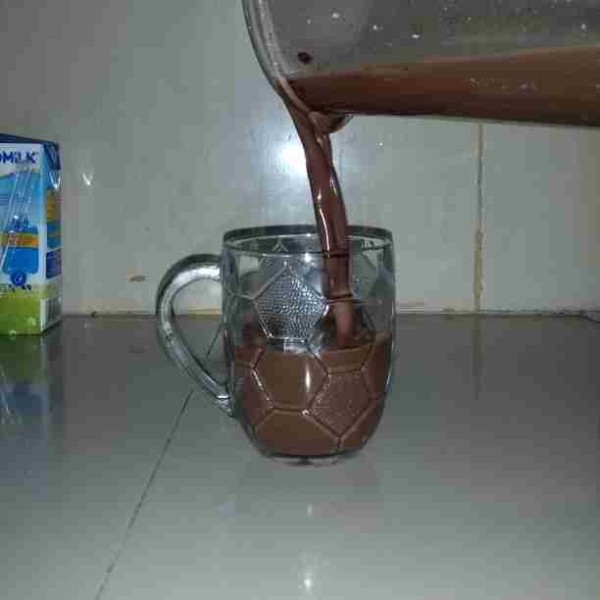 Siapkan gelas saji. Tuang oreo ice blend. Tambahkan es batu secukupnya.