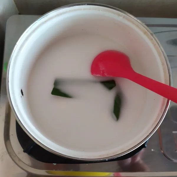 Kuah santan: Masukan semua bahan ke dalam panci, masak dengan api kecil hingga mendidih sambil terus diaduk supaya santan tidak pecah. Dinginkan.