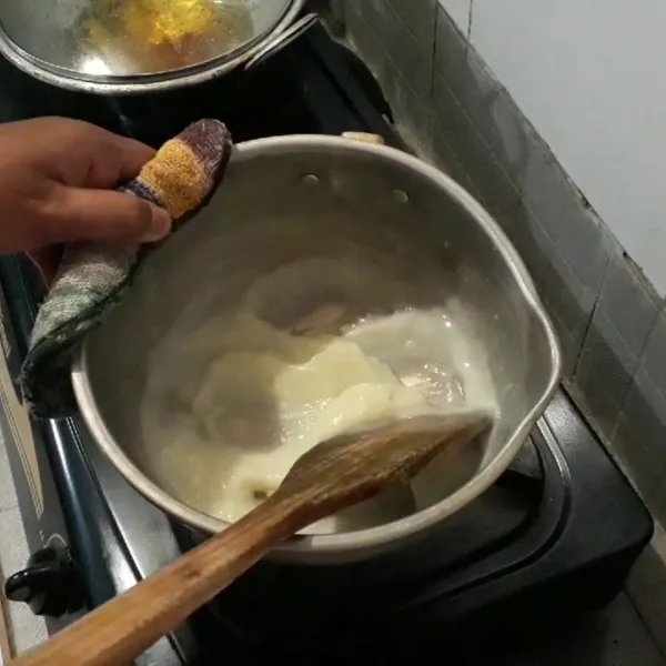 Membuat vla : campur susu caur, tepung maizena, dan gula pasir dalam panci, lalu aduk hingga larut. Setelah itu masak dengan api sedang sambil terus diaduk hingga mengental.