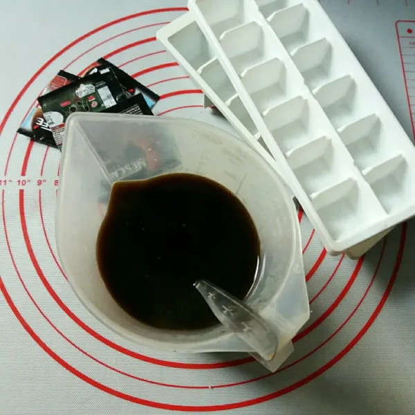 Buat coffee ice cube : campur semua coffee ice cube aduk rata.