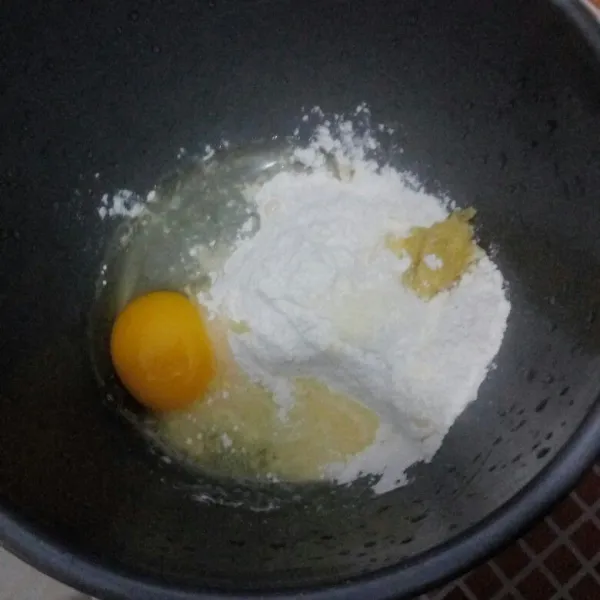 Campurkan terigu, telur, bawang putih yang sudah dihaluskan serta garam dan penyedap.