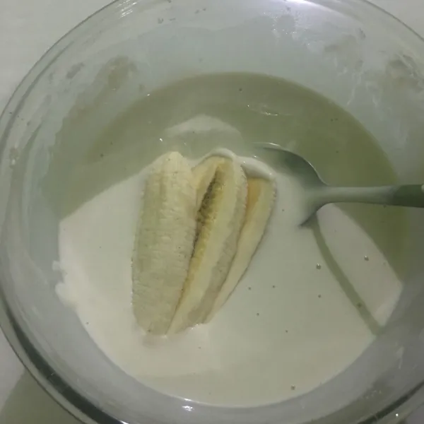 Celupkan pisang ke dalam tepung.