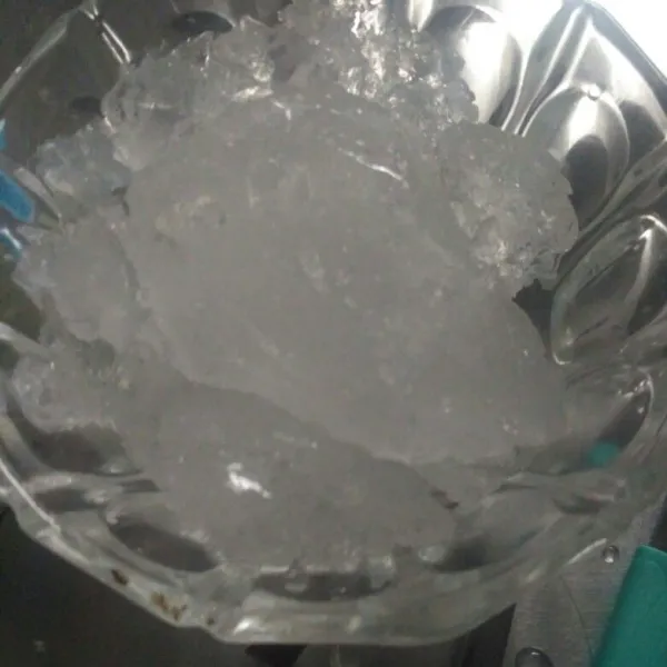 Siapkan gelas beri es batu