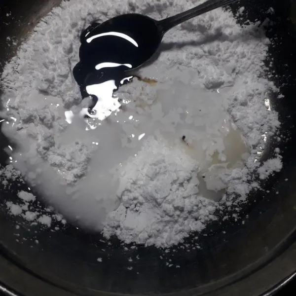 Masukkan pasta mocca/coklat dan air panas secukupnya saja,uleni hingga adonan bisa dipulung.