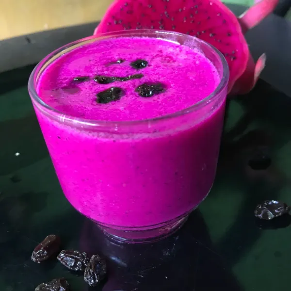 Blender semua bahan, sajikan dengan toping kismis .