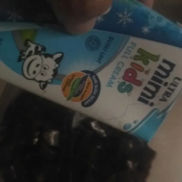 Masukkan dlm wadah/mangkok potongan hello dan susu