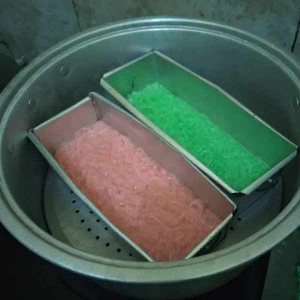 Panaskan kukusan, bungkus tutupnya dengan serbet bersih. Jika sudah beruap banyak, masukkan loyang-loyang berisi adonan. Kukus selama 25-30 menit.