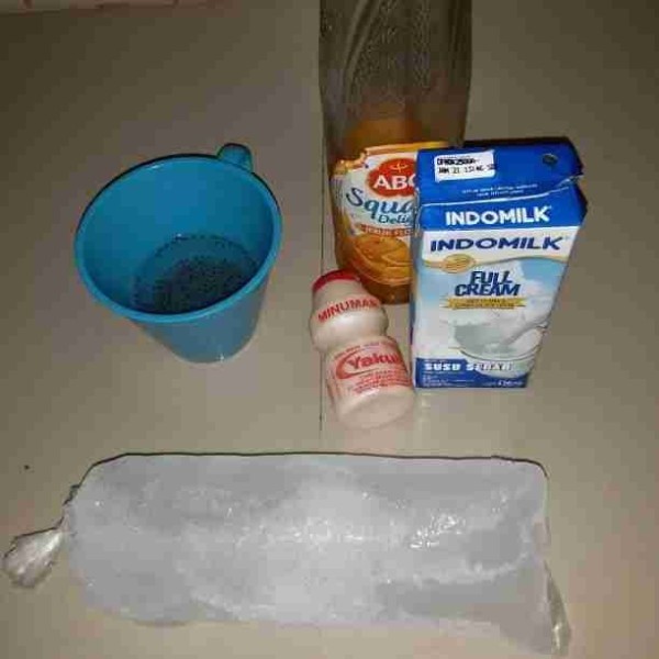 Siapkan bahan - bahan es jeruk yakult.