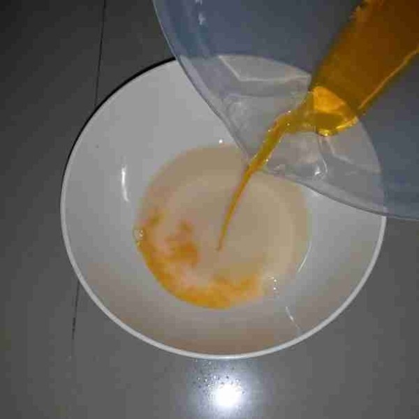 Siapkan wadah. Masukkan yakult kemudian tuang sirup orange squash.