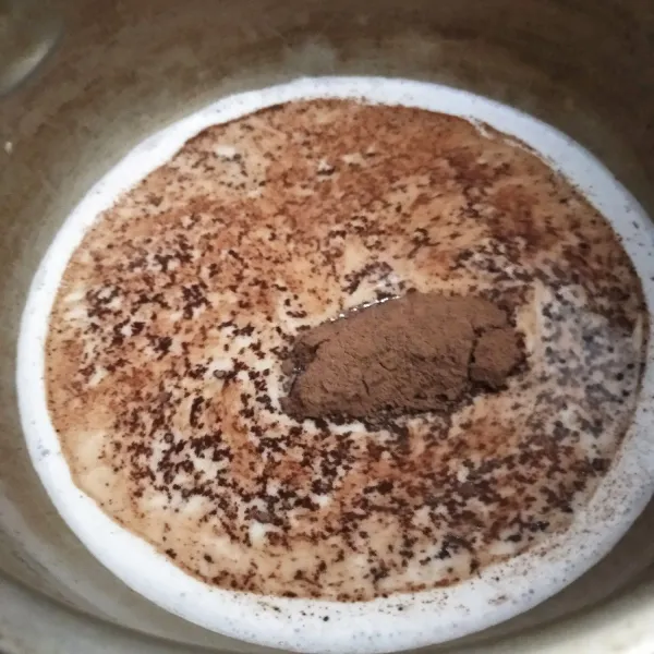 Masukkan campuran cokelat bubuk dan gula palem. Aduk rata.